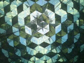 Im Sphäriskop wird die Umwelt magisch gebrochen Durch das Sphäriskop wird die Umgebung in faszinierende geometrische Muster verwandelt.