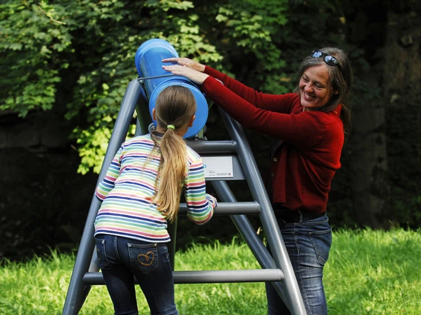 Mutter mit Tochter am Combiskop Mutter steht neben Tochter die ins Combiskop rein guckt.