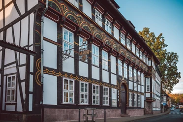 StadtMuseum Einbeck Großes Fachwerkhaus im Sonnenschein