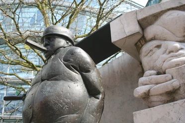 Denkmal eines Zigarrenmachers mit Kappe und Zigarre im Mund, skulptural detailreich gestaltet.