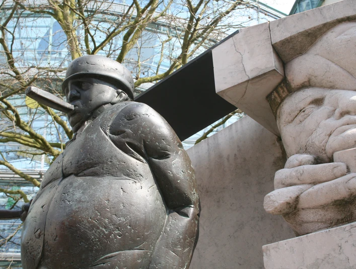 Denkmal eines Zigarrenmachers mit Kappe und Zigarre im Mund, skulptural detailreich gestaltet.