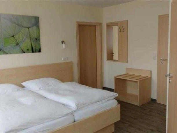 Zimmer, Landgasthaus zur Brücke, Lippolshausen.jpg