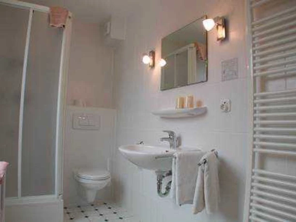 Bad, Landgasthaus zur Brücke, Lippolshausen.jpg