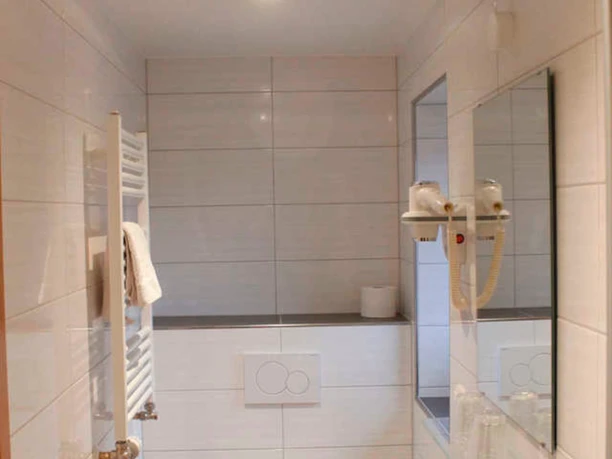 Bad, Landgasthaus zum Krug, Lippolshausen.jpg