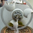 Wasserspielbrunnen "Faszination Wasser" Wasserspielbrunnen "Faszination Wasser" mit skulpturalem Gesicht, aus dessen Mund Wasser fließt.