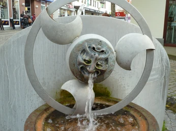 Wasserspielbrunnen "Faszination Wasser" Wasserspielbrunnen "Faszination Wasser" mit skulpturalem Gesicht, aus dessen Mund Wasser fließt.