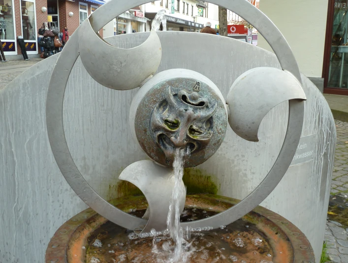 Wasserspielbrunnen "Faszination Wasser" Wasserspielbrunnen "Faszination Wasser" mit skulpturalem Gesicht, aus dessen Mund Wasser fließt.