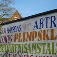 Bunte Schriftzüge auf einer Wand markieren ein öffentliches WC in der Nähe des Rathauses von Achim.
