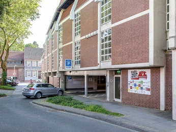 Parkhaus "Am Brauhaus"_Ein- und Ausfahrt parkhaus-am-brauhaus-ein-und-ausfahrtparking garage-at-the-brewery-entrance-and-exitparkeringsplads ved bryggeriets ind- og udkørselparkeerplaats-bij-de-brouwerij-ingang-en-uitgang