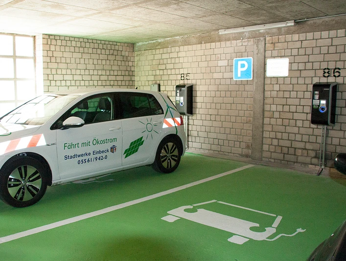 Parkhaus "Am Brauhaus"_E-Auto-Ladestation parkhaus-am-brauhaus-e-auto-ladestationparking garage-am-brauhaus-e-car-charging-stationbil-parkering-ved-bryggeriet-e-bil-opladningsstationcar-park-bij-de-brouwerij-e-car-charging-station