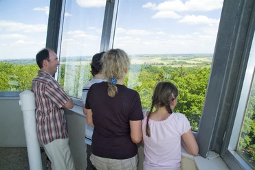 Wingst Deutscher Olymp - Fernsicht vom Turm From the tower, people enjoy the wide view over forests and fields under a clear sky.