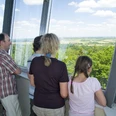 Wingst Deutscher Olymp - Fernsicht vom Turm Menschen genießen vom Turm aus den weiten Blick über Wälder und Felder bei klarem Himmel.From the tower, people enjoy the wide view over forests and fields under a clear sky.Fra tårnet kan folk nyde den brede udsigt over skove og marker under en klar himmel.Vanaf de toren genieten mensen van het weidse uitzicht over bossen en velden onder een heldere hemel.