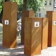 Stelen Partnerstädte Sechs hohe, rostfarbene Stelen im Freien repräsentieren die Städtepartnerschaften von Celle.