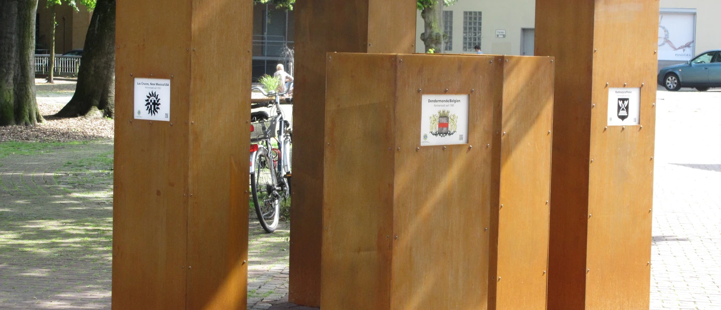 Stelen Partnerstädte Sechs hohe, rostfarbene Stelen im Freien repräsentieren die Städtepartnerschaften von Celle.