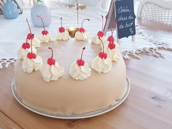 Snövit-Runde Torte im Café Snövit