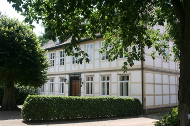 Anwesen der Grafen von Hardenberg Fachwerkgebäude des Grafen von Hardenberg umgeben von üppigem Grün und alten Bäumen.