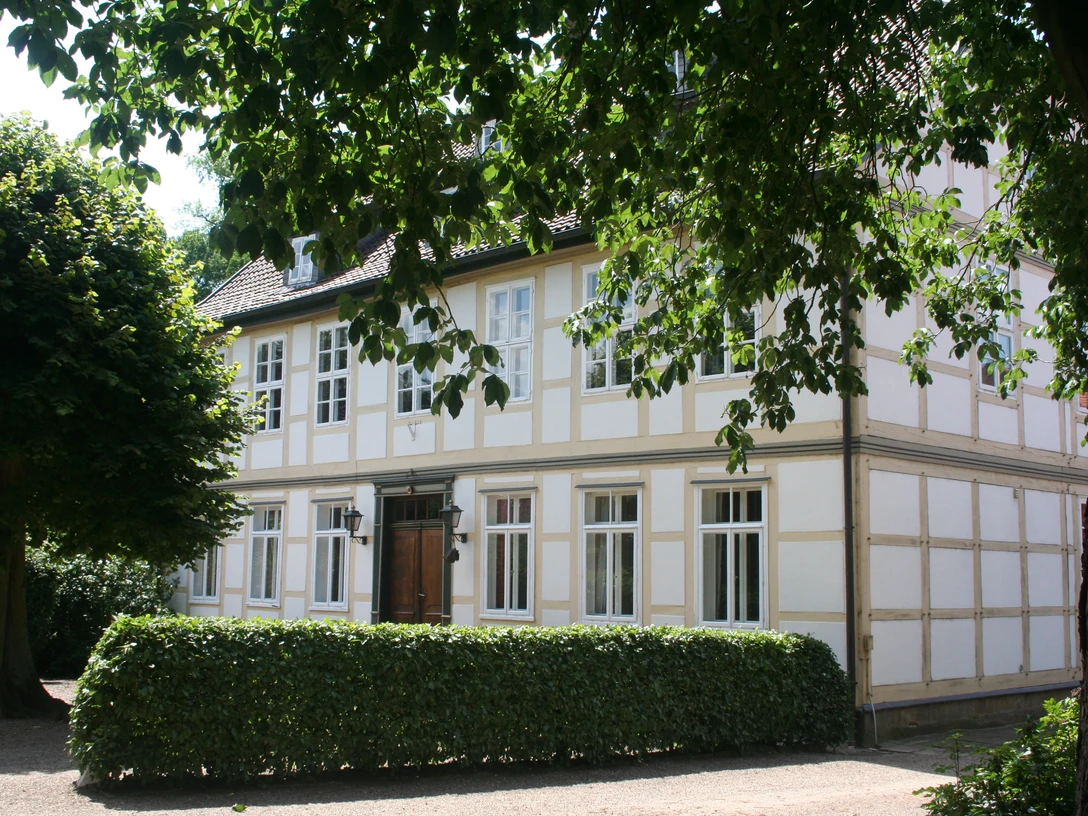 Anwesen der Grafen von Hardenberg Fachwerkgebäude des Grafen von Hardenberg umgeben von üppigem Grün und alten Bäumen.