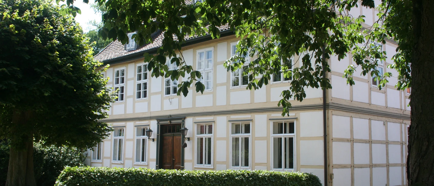Anwesen der Grafen von Hardenberg Fachwerkgebäude des Grafen von Hardenberg umgeben von üppigem Grün und alten Bäumen.