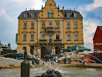 Stuhlbauerbrunnen vor dem Rabenauer Rathaus
