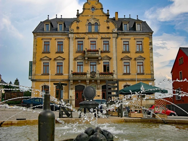 Stuhlbauerbrunnen vor dem Rabenauer Rathaus