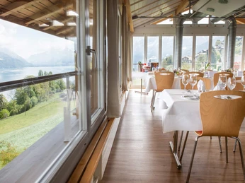 hotel-sunnehuesi-saal-tische-gedeck-aussicht-thunersee.jpg