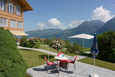 hotel-sunnehuesi-sitzplatz-sommer-aussicht-thunersee.jpg