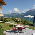 hotel-sunnehuesi-sitzplatz-sommer-aussicht-thunersee.jpg