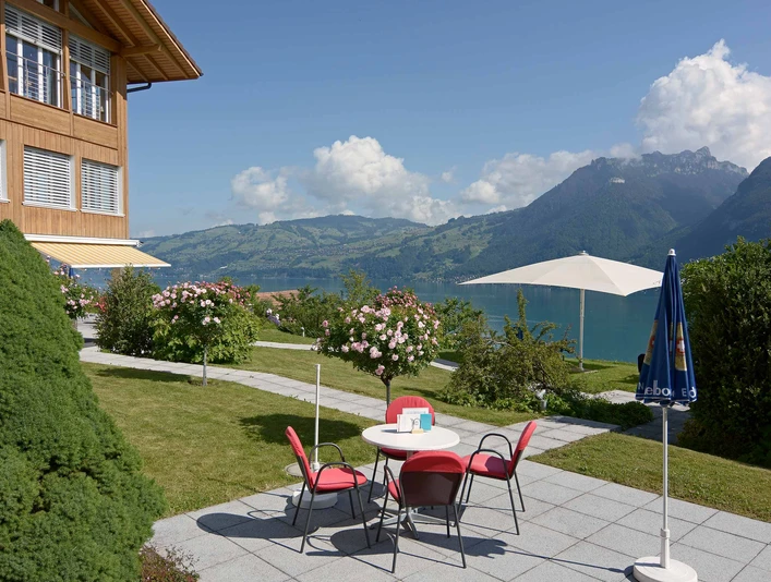 hotel-sunnehuesi-sitzplatz-sommer-aussicht-thunersee.jpg