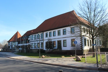 Das historische Rathaus Rehburg-Loccum präsentiert sich mit markantem Fachwerk und roten Dachziegeln.