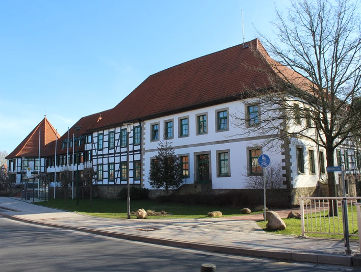 Das historische Rathaus Rehburg-Loccum präsentiert sich mit markantem Fachwerk und roten Dachziegeln.