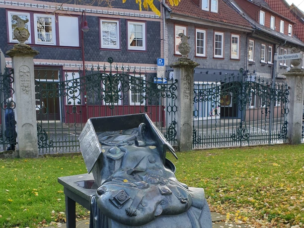 August-Stukenbrok-Denkmal im Stiftsgarten_Blick in Richtung Neuer Markt august-stukenbrok-denkmal-im-stiftsgarten-blick-in-richtung-neuer-markt