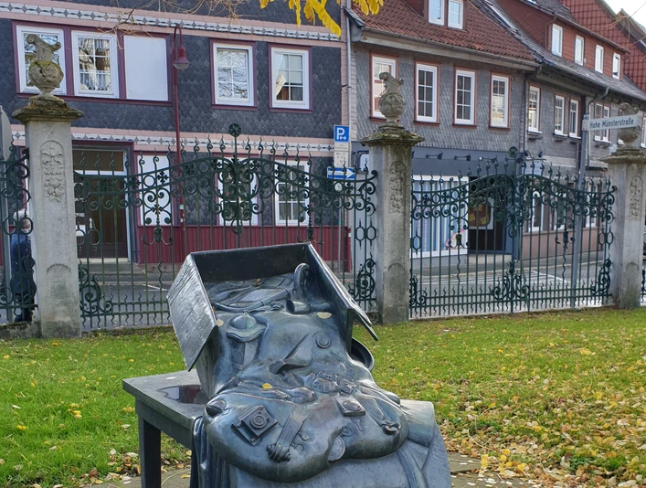 August-Stukenbrok-Denkmal im Stiftsgarten_Blick in Richtung Neuer Markt august-stukenbrok-denkmal-im-stiftsgarten-blick-in-richtung-neuer-markt