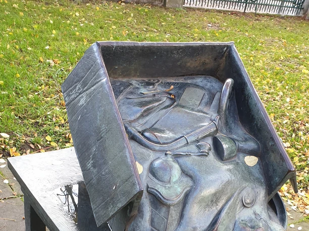 August-Stukenbrok-Denkmal im Stiftsgarten_Detailansicht Versandpaket im Herbst august-stukenbrok-denkmal-im-stiftsgarten-detailansicht-versandpaket-im-herbst