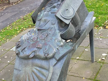 August-Stukenbrok-Denkmal_Eingangstür Stiftsgarten im Hintergrund august-stukenbrok-denkmal-eingangstuer-stiftsgarten-im-hintergrund