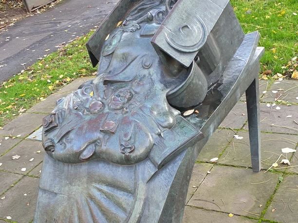 August-Stukenbrok-Denkmal_Eingangstür Stiftsgarten im Hintergrund august-stukenbrok-denkmal-eingangstuer-stiftsgarten-im-hintergrund