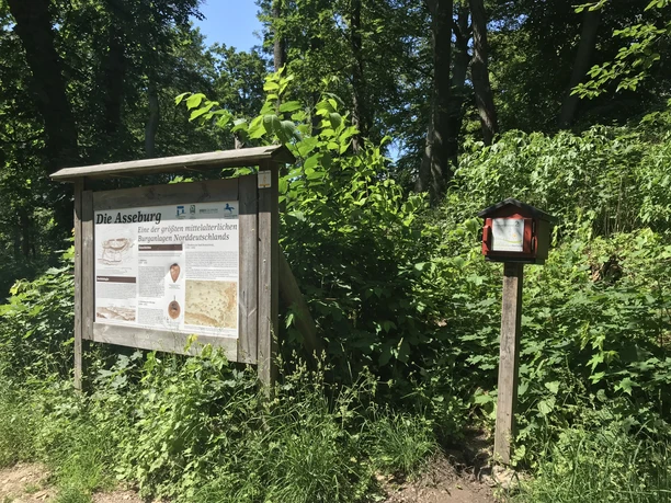 Stempelstation mit Infoschild Asseburg Ruine Stempelstation mit Infoschild Asseburg Ruine