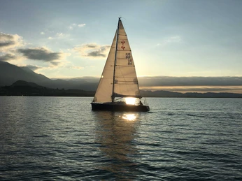 segelschule-thunersee-gaeste-segeln-segelschiff-abendsonne.jpg