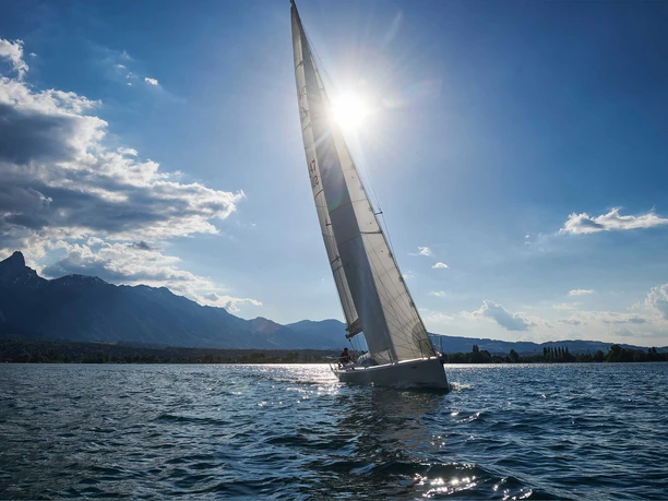 segelschule-thunersee-segeln-segelschiff-stockhorn-sonne.jpg