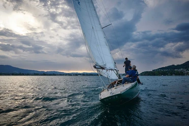 segelschule-thunersee-gaeste-segeln-segelschiff-abendstimmung.jpg