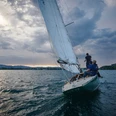 segelschule-thunersee-gaeste-segeln-segelschiff-abendstimmung.jpg