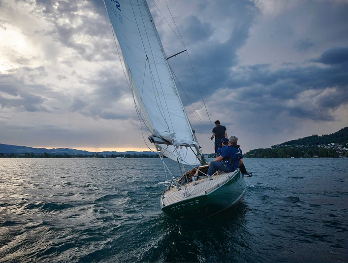 segelschule-thunersee-gaeste-segeln-segelschiff-abendstimmung.jpg