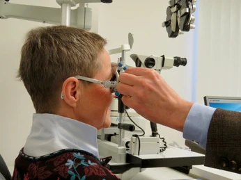 Hanssen-by-Herr-Lutz.jpg Augenuntersuchung bei Hanssen by Herr Lutz