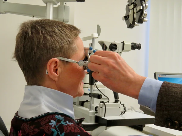 Hanssen-by-Herr-Lutz.jpg Augenuntersuchung bei Hanssen by Herr Lutz