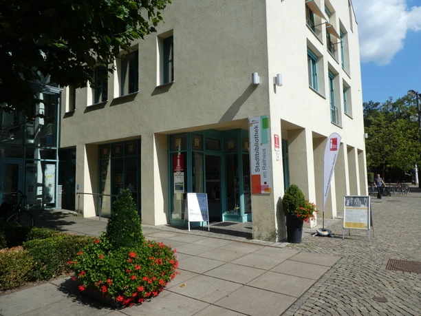 Entrance to the Achim Tourist Information Office, invitingly decorated with flower pots and information boards.