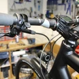 Fahrradreparatur Fahrradlenker in einer Werkstatt, umgeben von Werkzeug, geeignet für Radpflege und Reparaturarbeiten.