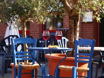 Familiäres Restaurant auf dem ruhigen Marktplatz Familiäres Restaurant auf dem ruhigen Marktplatz