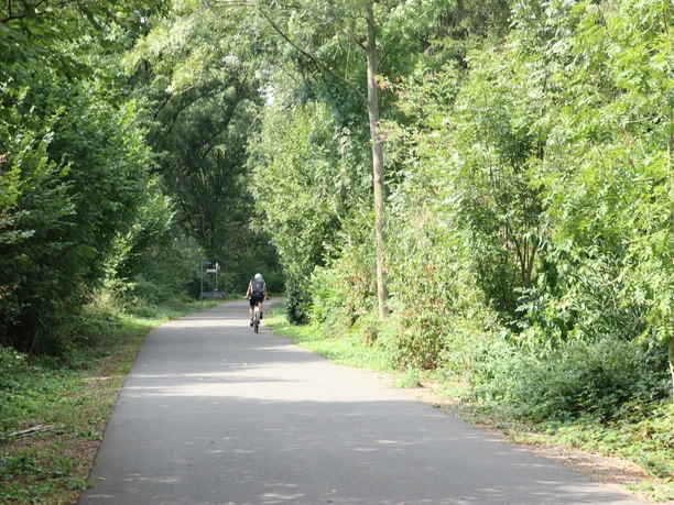 Bergischer Panorama-Radweg Balkantrasse, CCBYSA_Angelika Schott Bergischer Panorama-Radweg Balkantrasse, flache Trasse, wenig Steigung, ländliche Umgebung
