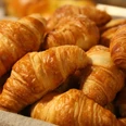 bread-1284438_1920.jpg Ein Korb mit knusprigen Croissants aus goldenem Blätterteig, frisch gebacken und appetitlich angerichtet.