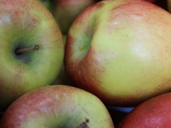 Äpfel Rote und grüne Äpfel liegen dicht beieinander, die natürlichen Farben und Texturen sind klar erkennbar.