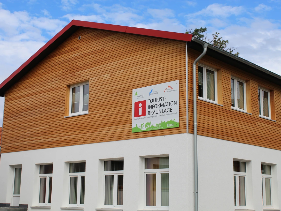 Braunlage-Tourist-Info-Außenansicht.JPG